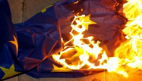 Drapeau européen brûlé