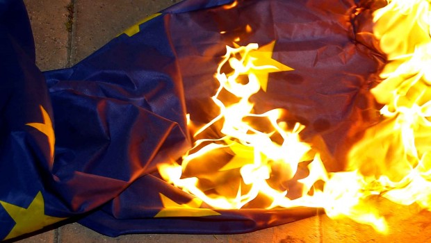Drapeau européen brûlé