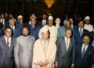 3e rang : Buyoya, Biya, Habré<br />
2e rang : Mobutu, Traoré, Kaunda, Nguesso<br />
1er rang : Kolinbga, Savimbi, Babangida, Dos santos, Bongo